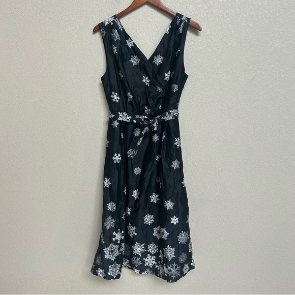 ModCloth “The Snow Must Go On” Black Silver Snowflake Wrap A-Line Dress Size 8 - Picture 1 of 7